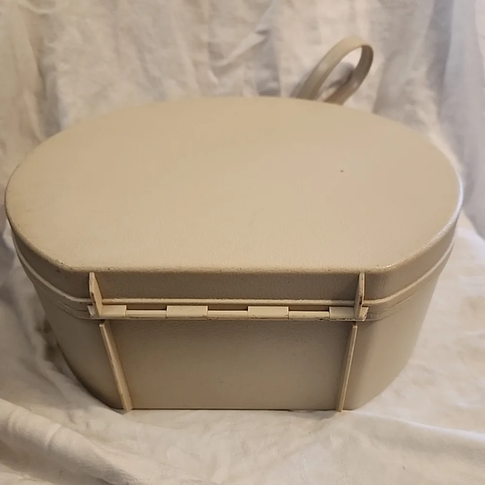 Vintage 60's Beige Hard Plastic Round Travel / Make Up Case/Jewelery Box